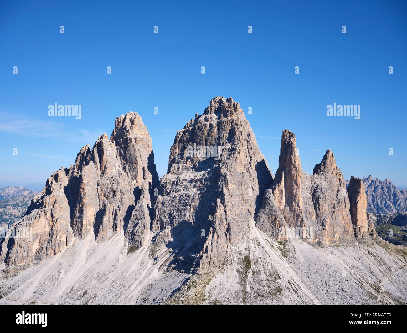 VUE AÉRIENNE. Le côté sud de l'emblématique Tre cime di Lavaredo (altitude : 2999 mètres). Auronzo di Cadore, province de Belluno, Vénétie, Italie. Banque D'Images