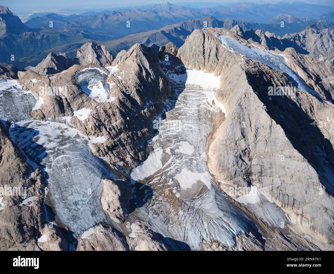 VUE AÉRIENNE. Côté nord de la Marmolada (3343m) et les seuls glaciers des Dolomites. Trentin-Haut-Adige (côté sud est en Vénétie), Italie. Banque D'Images