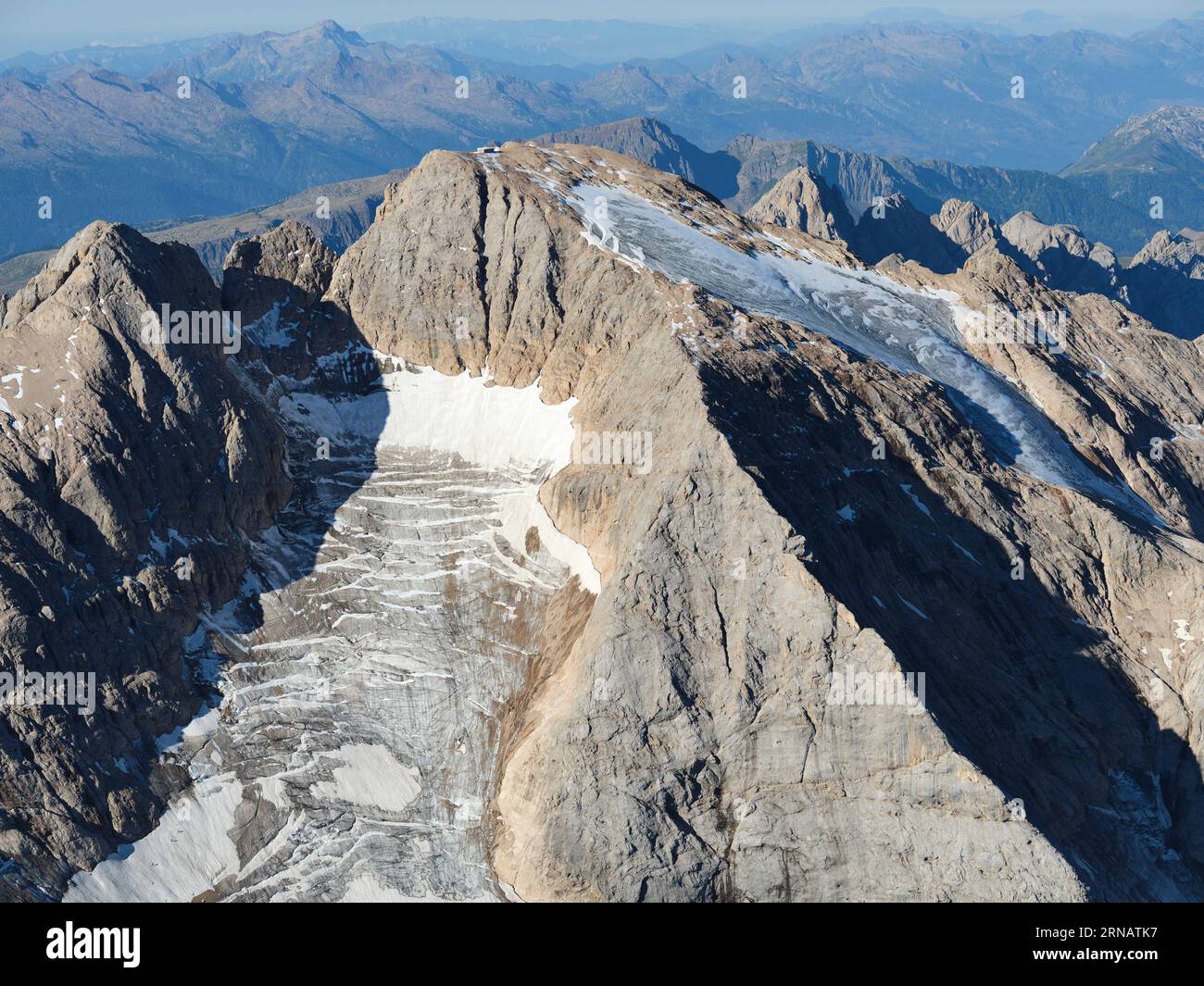 VUE AÉRIENNE. Côté nord de la Marmolada (3343m) et les seuls glaciers des Dolomites. Trentin-Haut-Adige (côté sud est en Vénétie), Italie. Banque D'Images