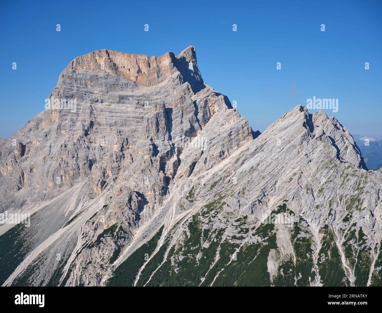 VUE AÉRIENNE. Monte Pelmo (altitude : 3168m) vu de l'est. Borca di Cadore, province de Belluno, Vénétie, Italie. Banque D'Images