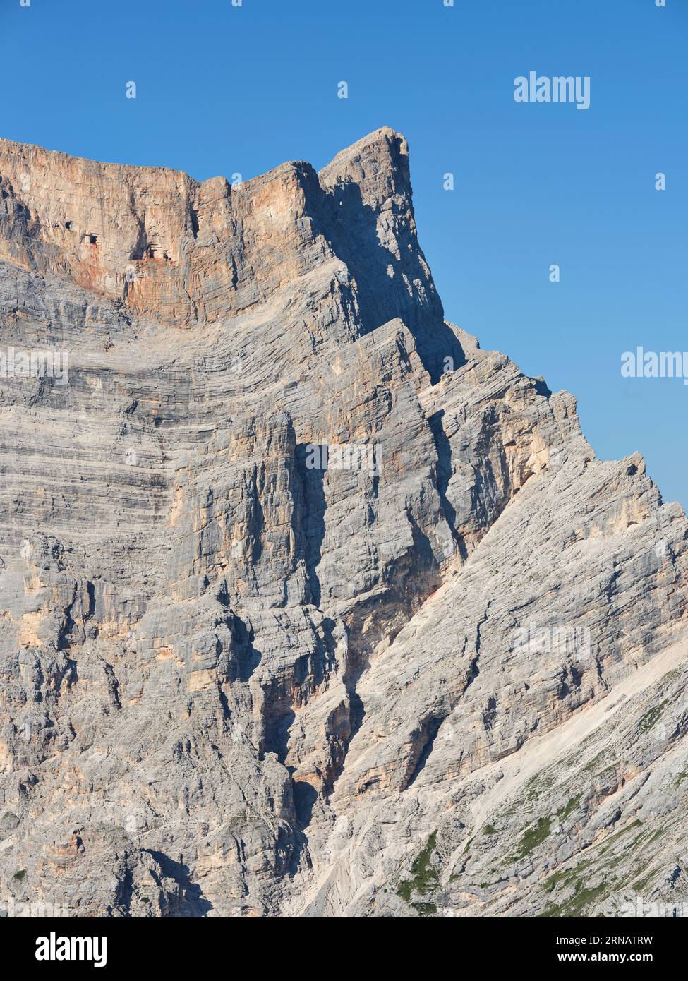 VUE AÉRIENNE. Monte Pelmo (altitude : 3168m) vu de l'est. Borca di Cadore, province de Belluno, Vénétie, Italie. Banque D'Images