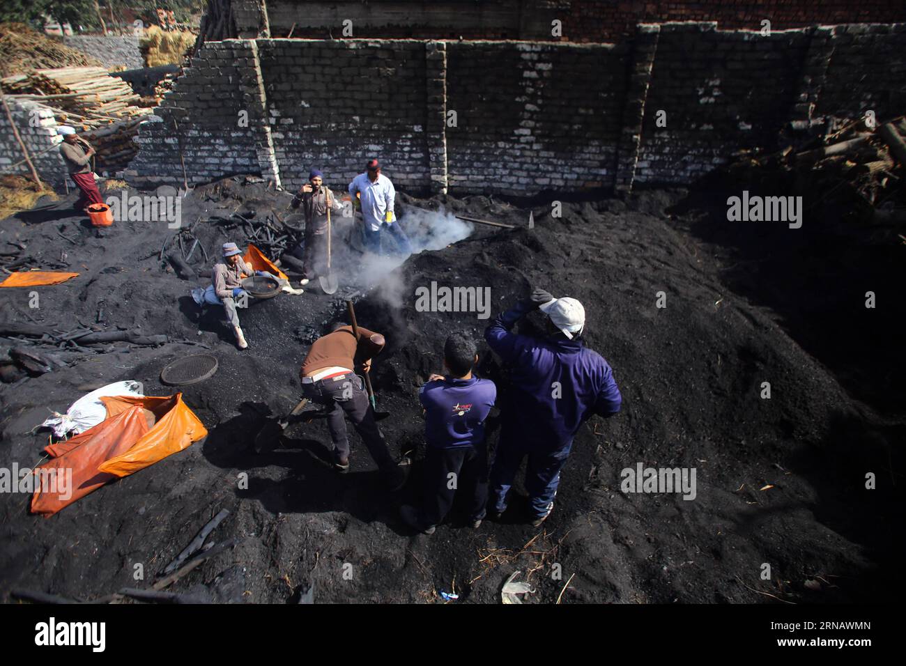 Les travailleurs égyptiens du charbon de bois travaillent dans une usine de charbon de bois à Sharqia, en Égypte, le 7 février 2016. Il y avait environ 300 usines de charbon en Egypte avec plus de 5 000 travailleurs employés. Mais le gouvernement égyptien en ferme maintenant beaucoup pour réduire la pollution environnementale causée par les unités industrielles de charbon de bois. )(zhf) ÉGYPTE-SHARQIA-PRODUCTION DE CHARBON AhmedxGomaa PUBLICATIONxNOTxINxCHN les travailleurs égyptiens de charbon travaillent DANS une usine de charbon à Sharqia Egypte LE 7 2016 février, il y avait environ 300 usines de charbon en Egypte avec plus de 5 000 travailleurs employés, mais le gouvernement égyptien EST maintenant CLO Banque D'Images