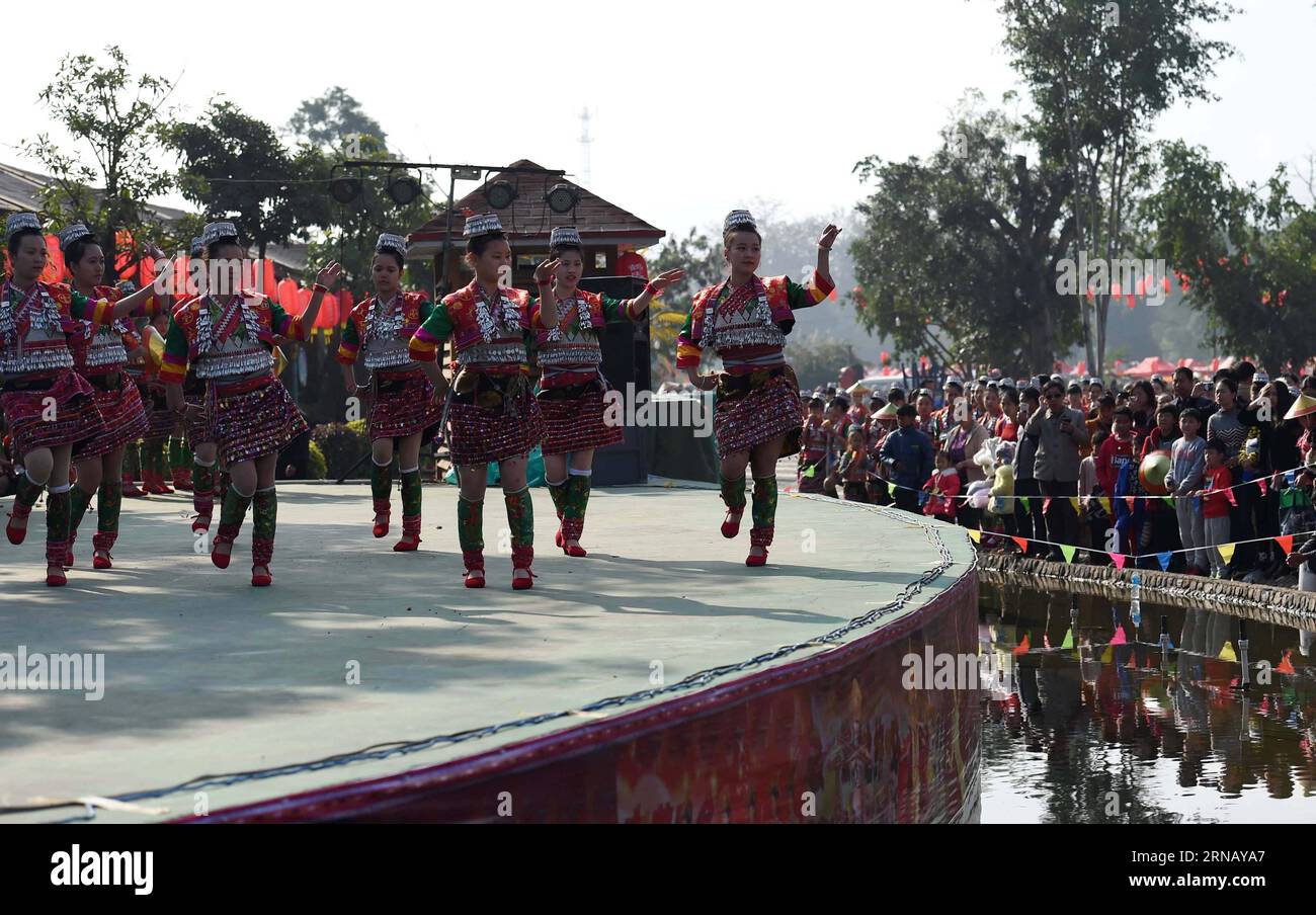 (160211) -- XINPING, 11 février 2016 -- des gens du groupe ethnique Huayao Dai dansent pour célébrer le festival traditionnel Huajie dans le canton de Jiasa du comté autonome de Xinping Yi-Dai, province du Yunnan au sud-ouest de la Chine, le 11 février 2016. Le groupe ethnique Huayao Dai, nommé pour des décorations de costume colorées sur la taille des gens, est une branche du groupe ethnique Dai. )(MCG) CHINA-YUNNAN-XINPING-HUAYAO DAI GROUPE ETHNIQUE-HUAJIE FESTIVAL (CN) LinxYiguang PUBLICATIONxNOTxINxCHN Xinping février 11 2016 célébrités du groupe ethnique Huayao Dai danse pour célébrer le festival traditionnel dans le canton de Xinping Yi Dai Auton Banque D'Images