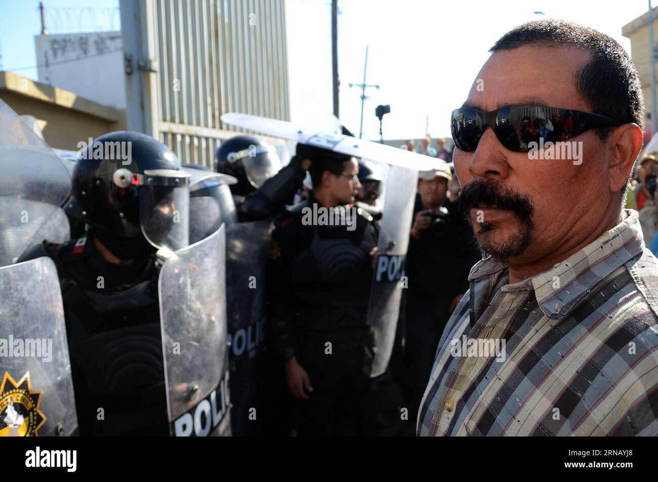 (160211) -- MONTERREY, le 11 février 2016 -- le membre de la famille d'un détenu attend des renseignements à l'extérieur de la prison Topo Chico, à Monterrey, dans l'État de Nuevo Leon, au Mexique, le 11 février 2016. Jaime Rodriguez Calderon, gouverneur de Nuevo Leon, a informé lors d'une conférence de presse que 52 personnes avaient été tuées et 12 blessées après qu'une bagarre eut éclaté entre deux fractions rivales de détenus à l'intérieur de la prison de Topo Chico. ABC) (ce) MEXICO-MONTERREY-SECURITY-PRISON e ABC PUBLICATIONxNOTxINxCHN Monterrey fév 11 2016 le membre de la famille du détenu To attend des renseignements à l'extérieur de la prison Topo Chico à Monterrey in Banque D'Images