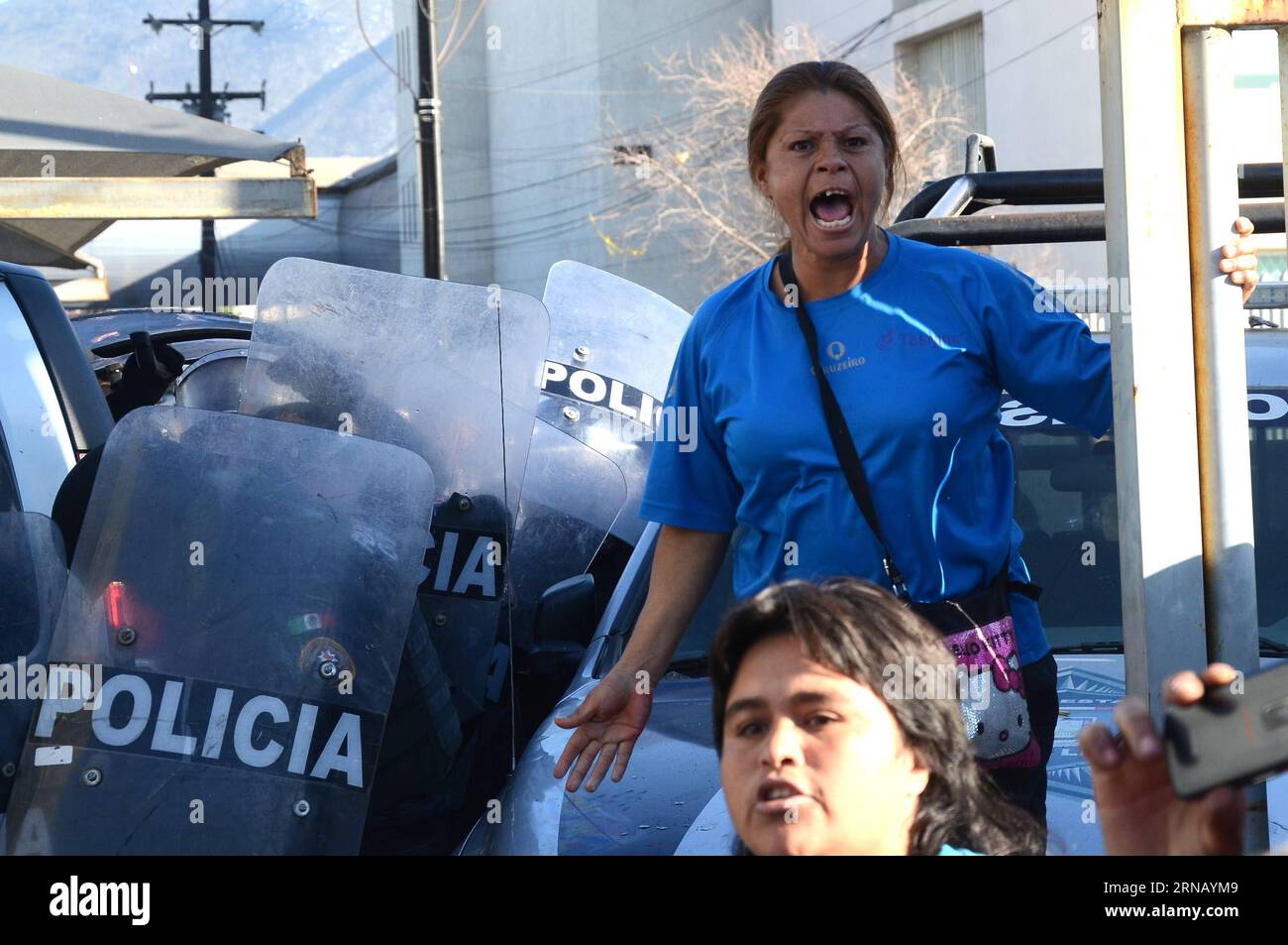 (160211) -- MONTERREY, le 11 février 2016 -- le membre de la famille d'un détenu réagit alors que des résidents attendent des renseignements à l'extérieur de la prison Topo Chico, à Monterrey, dans l'État de Nuevo Leon, au Mexique, le 11 février 2016. Jaime Rodriguez Calderon, gouverneur de Nuevo Leon, a informé lors d'une conférence de presse que 52 personnes avaient été tuées et 12 blessées après qu'une bagarre eut éclaté entre deux fractions rivales de détenus à l'intérieur de la prison de Topo Chico. ABC) (ce) MEXICO-MONTERREY-SECURITY-PRISON e ABC PUBLICATIONxNOTxINxCHN Monterrey fév 11 2016 le membre de la famille du détenu To réagit alors que les résidents attendent des renseignements à l'extérieur Banque D'Images