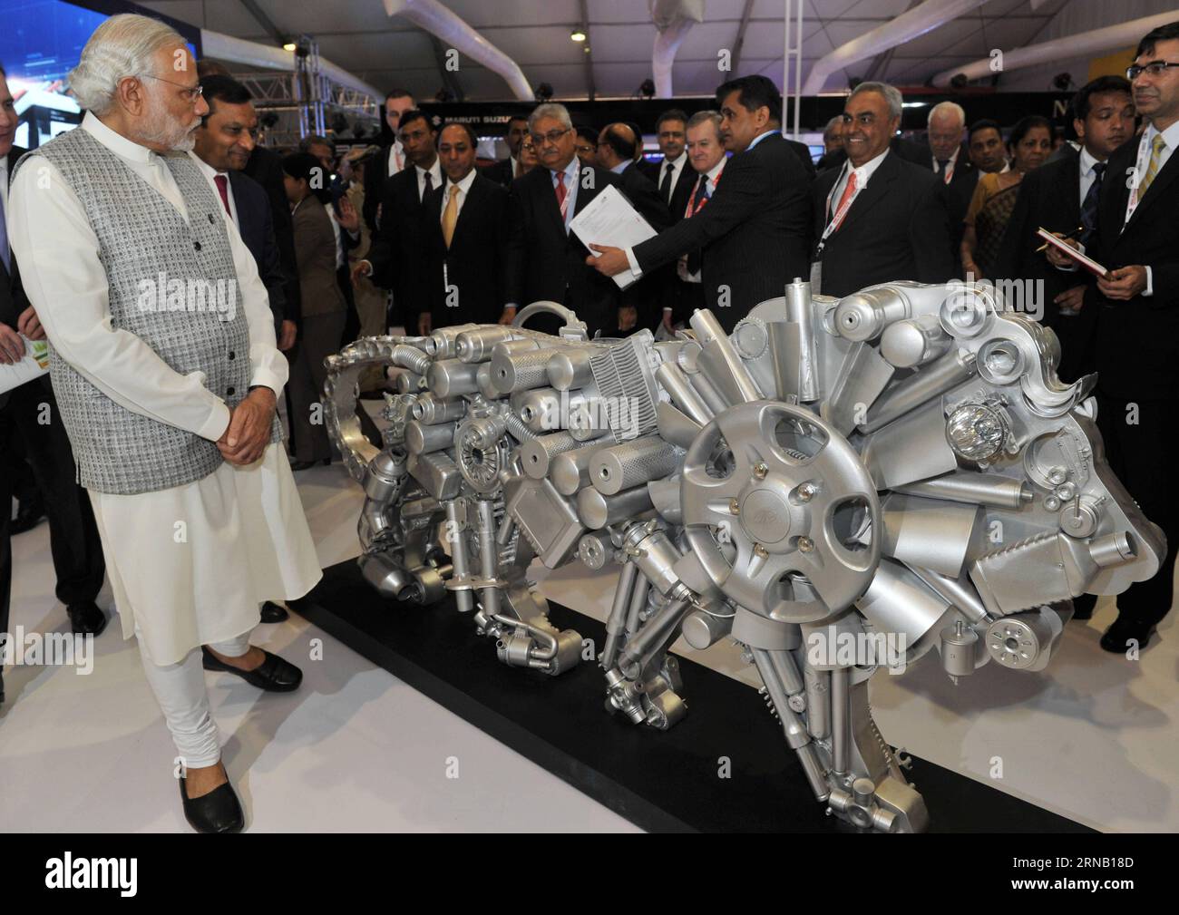 Le Premier ministre indien Narendra Modi (devant) regarde une statue de Lion, symbole de la semaine Make in India, au Make in India Center à Mumbai, en Inde, le 13 février 2016. L'événement de six jours, visant à montrer la puissance manufacturière indienne et à attirer des investissements de majors nationales et mondiales, a débuté samedi à Mumbai. )(dh) INDIA-MUMBAI-MAKE IN INDIA WEEK Stringer PUBLICATIONxNOTxINxCHN Indian Premier ministres Narendra modes Front regarde une Statue de Lion le symbole de la semaine Make in India AU Make in India Center à Mumbai Inde février 13 2016 l'événement de six jours visant À exposer Banque D'Images
