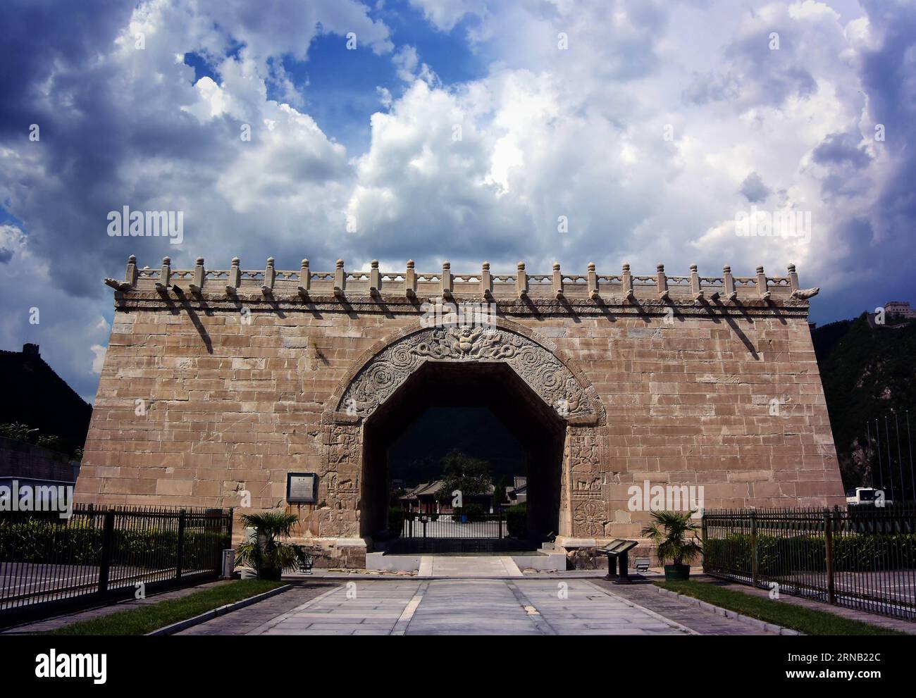 (160215) -- PÉKIN, 15 février 2016 -- une photo prise le 28 août 2015 montre Yuntai dans le col de Juyongguan, district de Changping, Pékin, capitale de la Chine. Yuntai, construit en l'an 1345, était la plate-forme en arc-typé d'une pagode au-dessus d'une voie à l'intérieur du col Juyongguan.) (Ry) CHINE-ANCIENNES PAGODES (CN) WangxSong PUBLICATIONxNOTxINxCHN Beijing février 15 2016 photo prise LE 28 2015 août montre Yuntai à Juyongguan Passeport Chang Ping Beijing capitale de la Chine Yuntai construit en l'an de 1345 ce que l'arche typée plate-forme d'une pagode sur une ruelle à l'intérieur Juyongguan Passeport Ry Chine anciennes pagodes CN Wang Banque D'Images