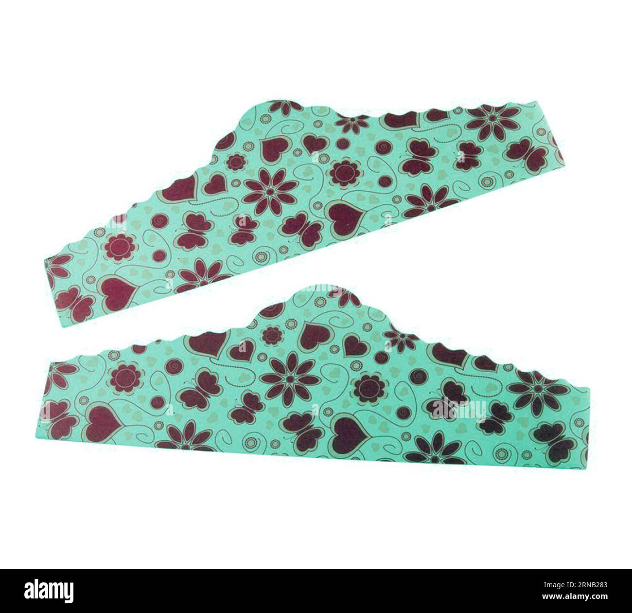 Serviette de confiserie en papier avec coeurs et motifs de fleurs isolés sur fond blanc, photographie d'objets de confiserie, falaise de boulangerie Banque D'Images