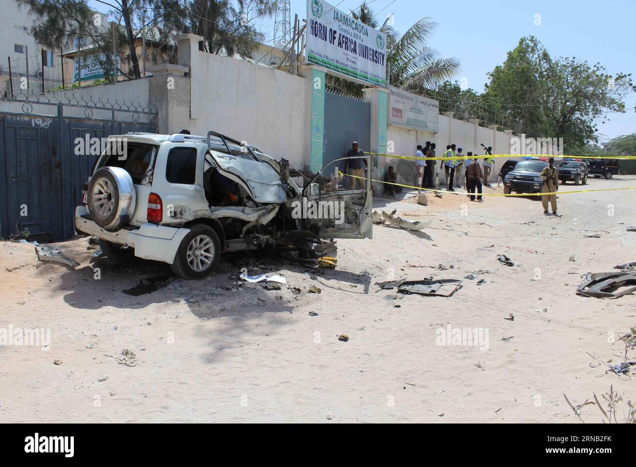 (160215) -- MOGADISCIO, 15 février 2016 -- une photo prise le 15 février 2016 montre le site d'une explosion de voiture à Mogadiscio, en Somalie. Un ancien ministre somalien de la Défense a été tué lundi dans une explosion de voiture à Mogadiscio, ont confirmé la police. (Zjy) SOMALIE-MOGADISCIO-ATTAQUE FaisalxIsse PUBLICATIONxNOTxINxCHN Mogadiscio février 15 2016 une photo prise LE 15 2016 février montre le site d'une explosion de voiture à Mogadiscio Somalie un ancien ministre somalien de la Défense qui A TUÉ lundi dans une explosion de voiture à Mogadiscio la police a confirmé zjy Somalie Mogadiscio attaque FaisalxIsse PUBLICATIONXNOTxINxINxCHN Banque D'Images