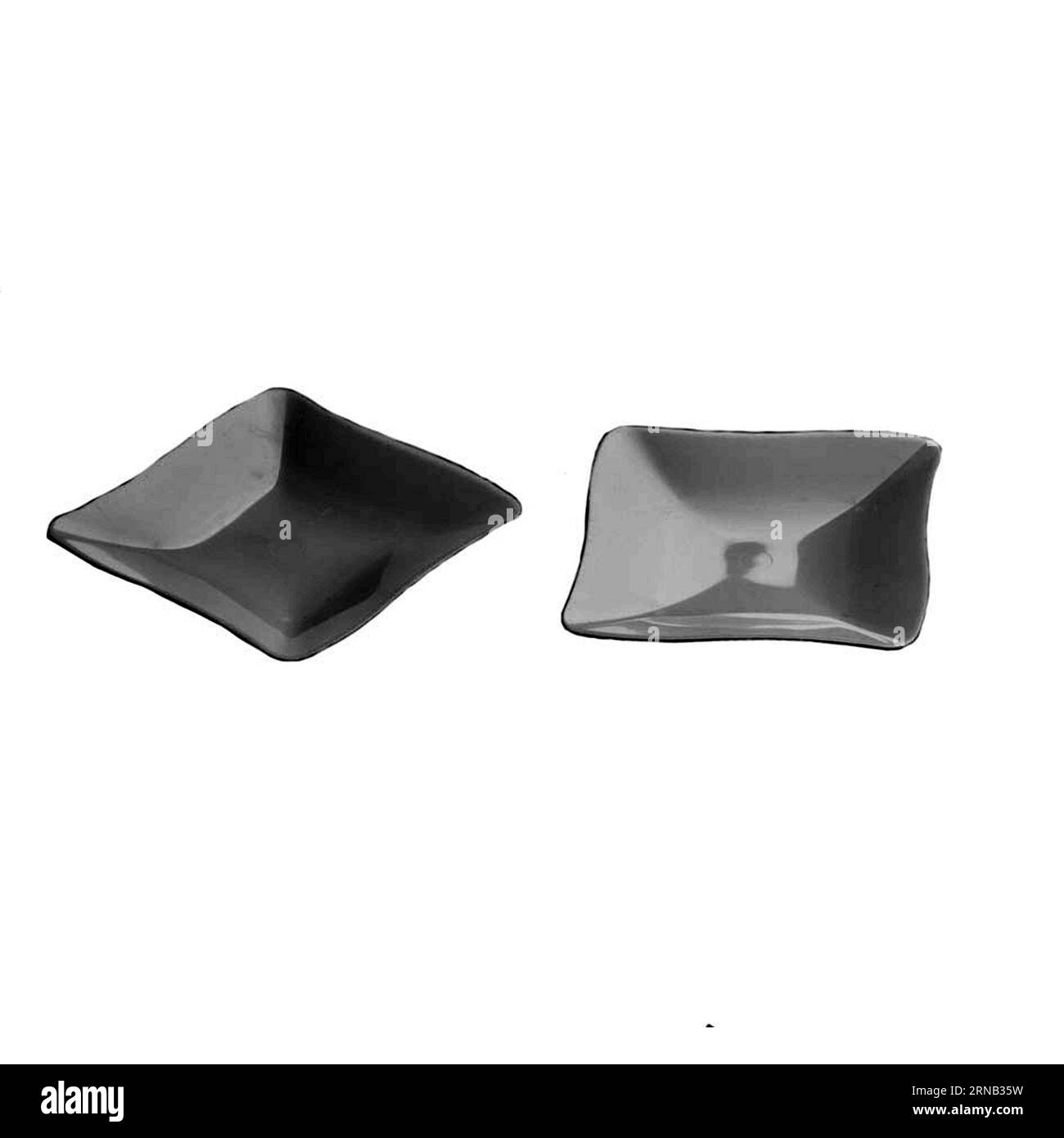 Deux assiettes à dessert en plastique blanc isolées sur fond blanc, photographie d'objet de confiserie, papier peint clipart Banque D'Images