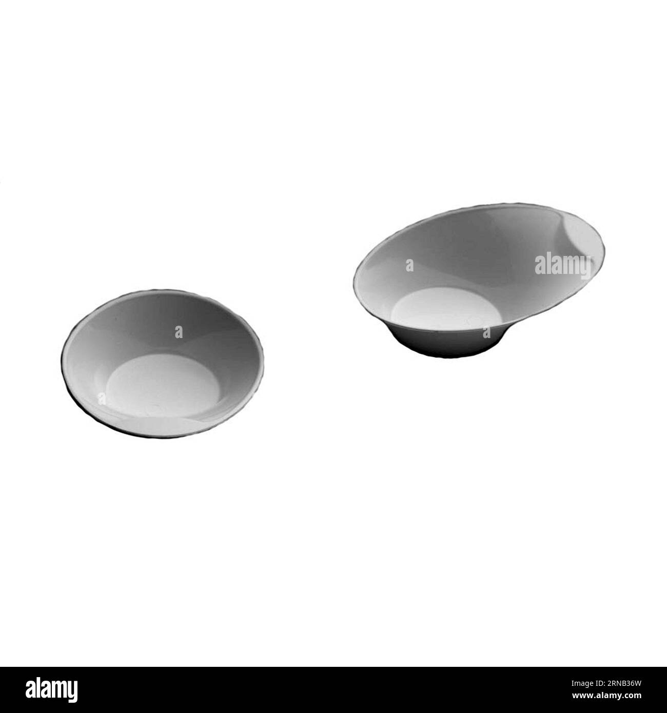 Deux assiettes à dessert en plastique blanc isolées sur fond blanc, photographie d'objet de confiserie, papier peint clipart Banque D'Images