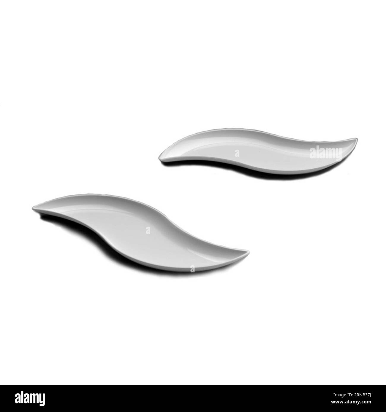 Deux assiettes à dessert en plastique blanc isolées sur fond blanc, photographie d'objet de confiserie, papier peint clipart Banque D'Images