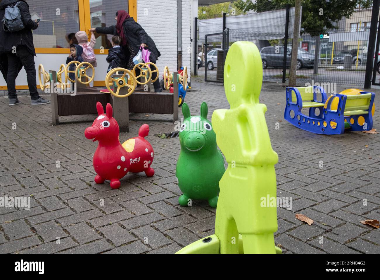 Vilvoorde, Belgique. 01 septembre 2023. L'illustration montre les élèves arrivant pour le premier jour d'école au Go! Basisschool Klim-Op à Vilvoorde, le premier jour d'école de l'année scolaire 2023-2024/2023, vendredi 01 septembre. BELGA PHOTO NICOLAS MAETERLINCK crédit : Belga News Agency/Alamy Live News Banque D'Images