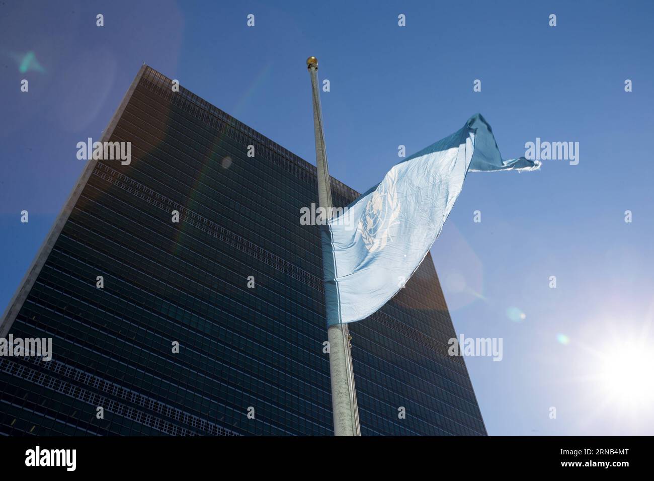 (160218) -- NATIONS UNIES, le 18 février 2016 -- le drapeau des Nations Unies flotte en Berne à la mémoire de feu l'ancien secrétaire général Boutros Boutros-Ghali, au siège de l'ONU à New York, le 18 février 2016. Le Secrétaire général des Nations Unies Ban Ki-moon a rendu jeudi hommage à l'ancien chef de l'ONU Boutros Boutros-Ghali, décédé mardi à l'âge de 93 ans. Boutros Boutros-Ghali a eu à la fois la chance et le malheur d'être le premier Secrétaire général des Nations Unies de l'après-guerre froide, a déclaré Ban lors de la session de l'Assemblée générale à la mémoire de Boutros Boutros-Ghali. Boutros-Ghali de E Banque D'Images
