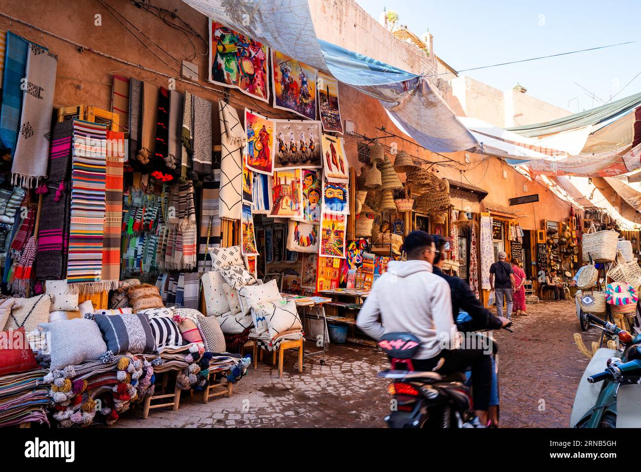 Vie quotidienne dans une médina à Marrakech, Maroc avec les touristes et autres personnes Banque D'Images