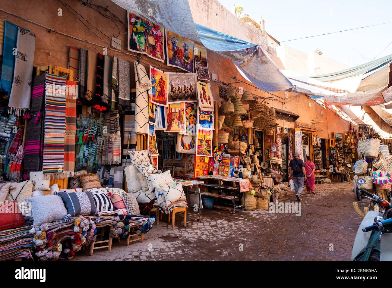 Vie quotidienne dans une médina à Marrakech, Maroc avec les touristes et autres personnes Banque D'Images