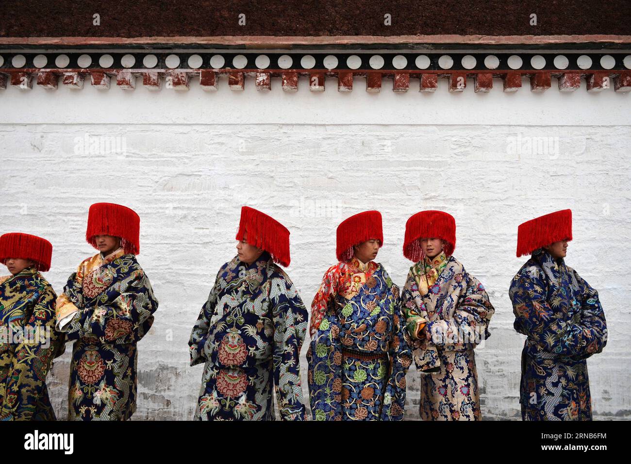 (160221) -- XIAHE, 21 février 2016 -- de jeunes hommes du groupe ethnique tibétain se réunissent pour une cérémonie de danse religieuse au monastère de Labrang dans le comté de Xiahe, province du Gansu, au nord-ouest de la Chine, le 21 février 2016. Le monastère de Labrang est l'un des six temples prestigieux de la secte Gelug du bouddhisme tibétain. Le spectacle de danse racontant des histoires religieuses a attiré des milliers de personnes du pays et de l'étranger. )(MCG) CHINA-GANSU-XIAHE-LABRANG MONASTÈRE-DANSE RELIGIEUSE (CN) ChenxBin PUBLICATIONxNOTxINxCHN Xiahe février 21 2016 jeunes hommes du groupe ethnique tibétain se réunissent pour une cérémonie de danse religieuse AU monastère de Labrang Banque D'Images