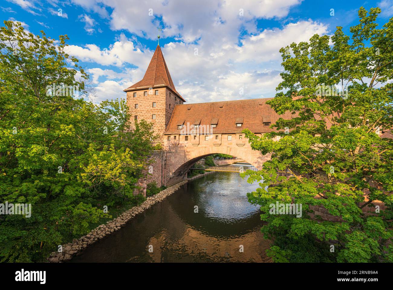 Schlayerturm, magnifique monument historique sur la rivière Pegnitz à Nuremberg, ville de Bavière, Allemagne Banque D'Images