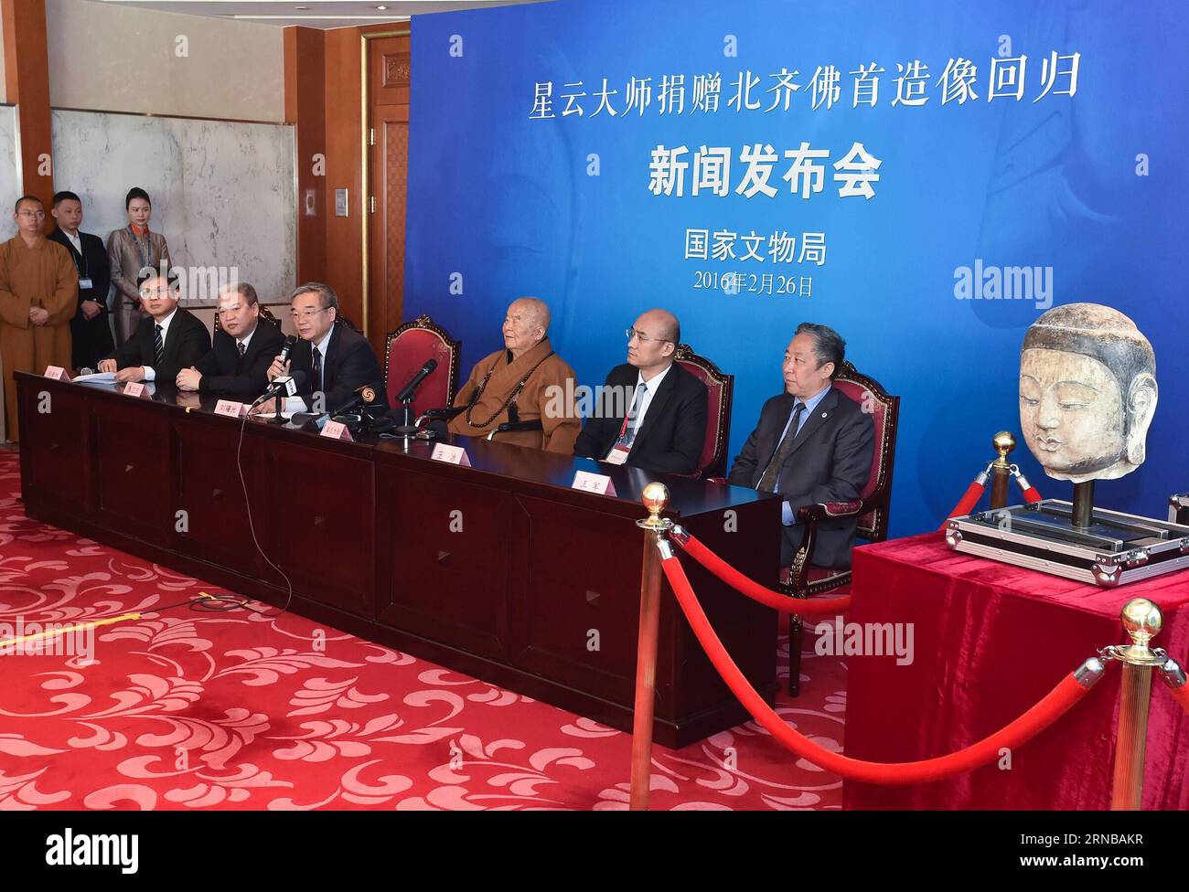 (160226) -- PÉKIN, 26 février 2016 -- une photo prise le 26 février 2016 montre la scène d'une conférence de presse sur le retour de la tête d'une sculpture bouddhiste antique de la période Qi Nord (550-557) à Pékin, capitale de la Chine. La sculpture, en marbre blanc, remonte au Qi Nord des dynasties du Sud et du Nord. Il a été vénéré à l'origine dans le temple de Youju dans le comté de Lingshou, Hebei, où la tête de Bouddha a été volée en 1996. Maître Hsing Yun, abbé fondateur du temple FO Guang Shan à Kaohsiung, a décidé de ramener la tête de 80 kg sur le continent après qu'elle lui ait été présentée par un privé Banque D'Images