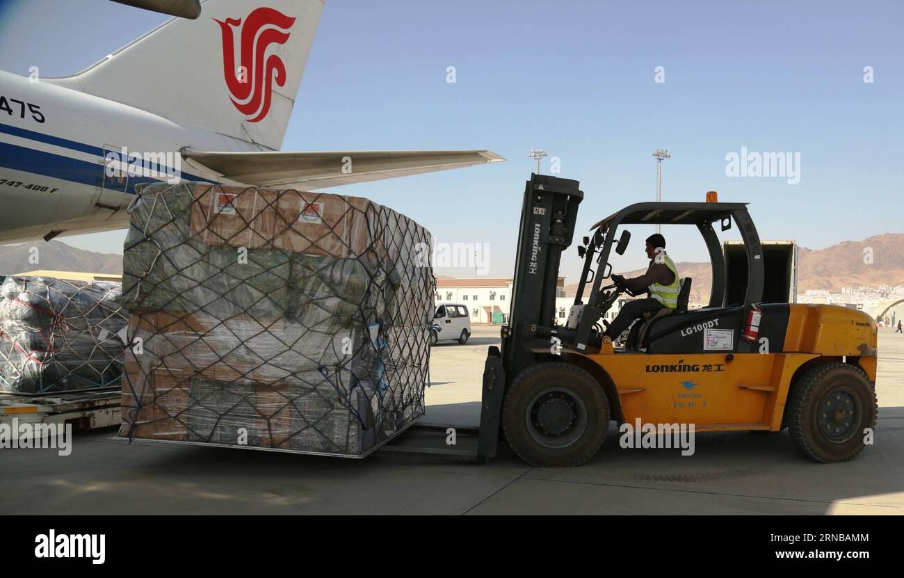 (160226) -- KABOUL, 26 février -- un travailleur afghan transporte l'aide humanitaire donnée par le gouvernement chinois à l'Afghanistan depuis un avion à l'aéroport international Hamid Karzia à Kaboul, capitale de l'Afghanistan, le 26 février 2016. Les fournitures d'une valeur de 5 millions de yuans (0,8 millions de dollars américains) sont arrivées dans la capitale afghane en début d'après-midi vendredi. AFGHANISTAN-KABOUL-AIDE HUMANITAIRE CHINOISE RahmatxAlizadah PUBLICATIONxNOTxINxCHN Kaboul février 26 à afghan travailleur transporte l'aide humanitaire donnée par le gouvernement chinois pour l'Afghanistan à partir d'avions À L'aéroport international Hamid à Kabu Banque D'Images