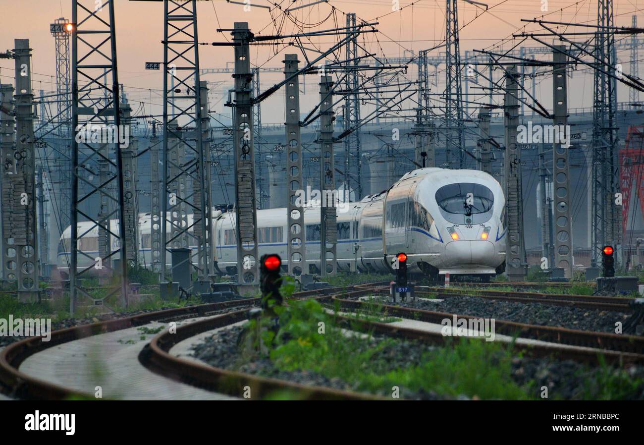 La photo prise le 30 juin 2015 montre un train à grande vitesse circulant vers le sud jusqu'à la gare de Shanghai Hongqiao. La construction de plus de chemins de fer à grande vitesse a été un sujet brûlant lors des sessions annuelles des législatures provinciales et des organes consultatifs politiques de la Chine qui se sont tenues intensivement en janvier. La Chine possède le plus grand réseau ferroviaire à grande vitesse au monde, avec une longueur totale d exploitation atteignant 19 000 km à la fin de 2015, soit environ 60 pour cent du total mondial. Le réseau ferroviaire à grande vitesse en pleine expansion offre aux voyageurs un confort et une commodité sans précédent, tout en stimulant le développement local. Chinois Banque D'Images