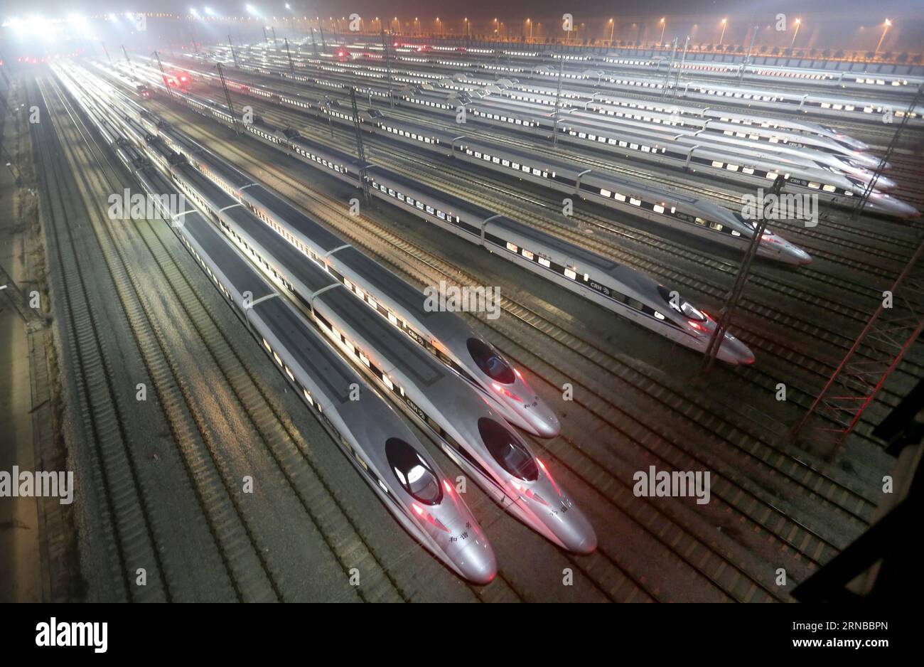 Photo prise le 25 décembre 2012 montre des trains à grande vitesse qui seront mis en service sur le chemin de fer à grande vitesse Beijing-Guangzhou, à une base de trains à grande vitesse à Wuhan, capitale de la province du Hubei en Chine centrale. La construction de plus de chemins de fer à grande vitesse a été un sujet brûlant lors des sessions annuelles des législatures provinciales et des organes consultatifs politiques de la Chine qui se sont tenues intensivement en janvier. La Chine possède le plus grand réseau ferroviaire à grande vitesse au monde, avec une longueur totale d exploitation atteignant 19 000 km à la fin de 2015, soit environ 60 pour cent du total mondial. Le réseau ferroviaire à grande vitesse en expansion offre u Banque D'Images
