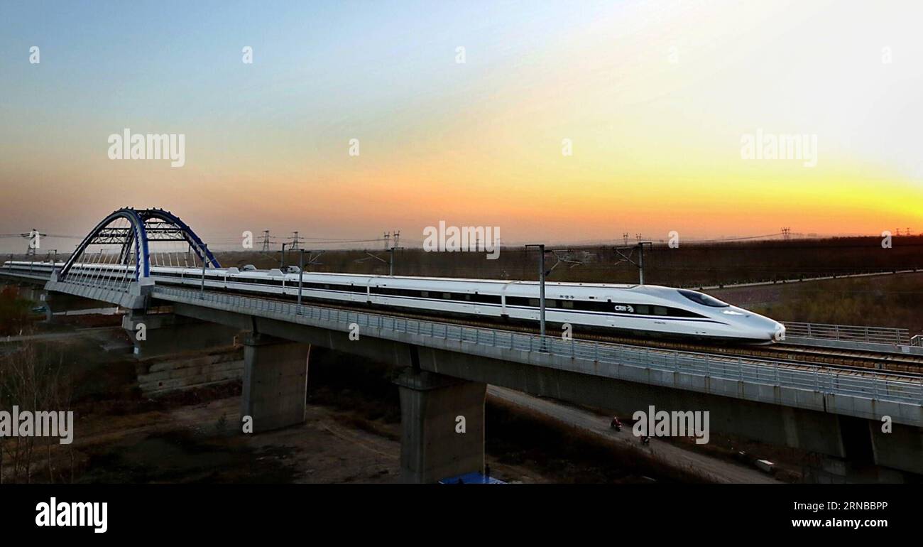 La photo prise le 25 novembre 2012 montre un train à grande vitesse traversant le pont Huanghe sur la section Zhengzhou du chemin de fer à grande vitesse Beijing-Guangzhou dans la province du Henan du centre de la Chine. La construction de plus de chemins de fer à grande vitesse a été un sujet brûlant lors des sessions annuelles des législatures provinciales et des organes consultatifs politiques de la Chine qui se sont tenues intensivement en janvier. La Chine possède le plus grand réseau ferroviaire à grande vitesse au monde, avec une longueur totale d exploitation atteignant 19 000 km à la fin de 2015, soit environ 60 pour cent du total mondial. Le réseau ferroviaire à grande vitesse en pleine expansion offre un confort sans précédent Banque D'Images