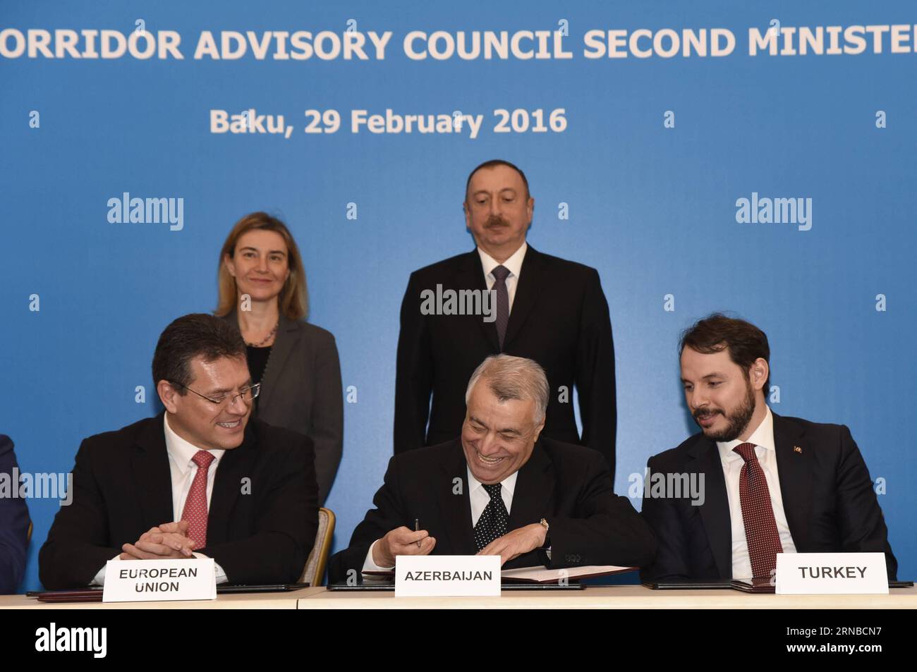 Maros Sefkovic (Front-L), vice-président de la Commission européenne, Natig Aliyev (Front-C), ministre azerbaïdjanais de l'énergie et Berat Albayrak (Front-R), ministre turc de l'énergie et des ressources naturelles, participent à la deuxième réunion du Conseil consultatif du corridor gazier Sud à Bakou, Azerbaïdjan, le 29 février 2016. Les pays du Corridor gazier Sud (CGS) se sont engagés lundi à poursuivre leur coopération pour assurer un approvisionnement fiable et cohérent en gaz de l’Azerbaïdjan vers les marchés européens. La déclaration conjointe a été faite après la réunion de soutien du Conseil consultatif du CGS, à laquelle ont assisté 12 ministres du cgs pa Banque D'Images