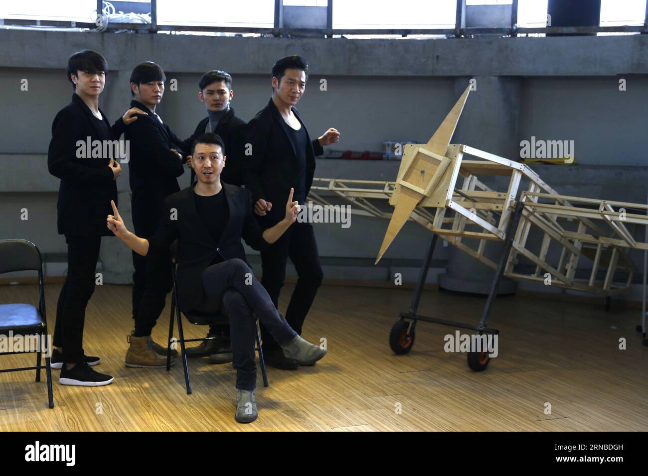 Les acteurs jouent lors d'une conférence de presse pour leur nouvelle pièce de théâtre He Have Two Pistols with White and Black Eyes à Pékin, capitale de la Chine, le 2 mars 2016. La nouvelle pièce de théâtre, mise en scène par Meng Jinghui et adaptée du livre du même nom du lauréat du prix Nobel de littérature Dario FO, sera mise en scène du 7 avril au 2 mai à Pékin. )(wjq) CHINA-BEIJING-STAGE PLAY-CONFERENCE (CN) HanxYe PUBLICATIONxNOTxINxCHN les acteurs jouent lors d'une conférence de presse pour leur New Stage Play il avait deux pistolets avec des yeux blancs et noirs à Beijing capitale de la Chine Mars 2 2016 The New Stage Play réalisé par Banque D'Images