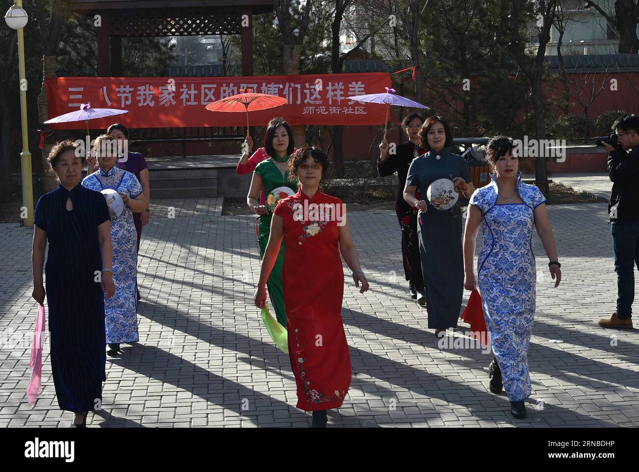 Les résidents locaux en robe traditionnelle chinoise participent à un spectacle de mannequins amateur dans leur communauté pour célébrer la prochaine Journée internationale de la femme, à Taiyuan, capitale de la province du Shanxi du nord de la Chine, le 2 mars 2016. La Journée internationale annuelle de la femme aura lieu le 8 mars. ) (Cxy) CHINA-TAIYUAN-AMATEUR MODEL SHOW (CN) CaoxYang PUBLICATIONxNOTxINxCHN les résidents locaux en robe traditionnelle chinoise participent à l'exposition de mannequins amateurs dans leur communauté pour célébrer la prochaine Journée internationale de la femme S à Taiyuan capitale du nord de la Chine S province de Shanxi Mars 2 2016 le WOM International annuel Banque D'Images