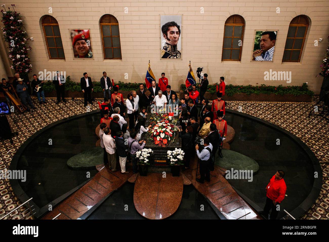 (160306) -- CARACAS, le 6 mars 2016 -- des personnes assistent à la commémoration du 3e anniversaire de la mort du défunt président du Venezuela Hugo Chavez, à Caracas, Venezuela, le 5 mars 2016. Chavez, qui était président du Venezuela depuis février 1999, est décédé le 5 mars 2013 à l'âge de 58 ans après deux ans de lutte contre le cancer. Boris Vergara) (jp) (vf) VENEZUELA-CARACAS-POLITICS-REMEMORATION e BorisxVergara PUBLICATIONxNOTxINxCHN Caracas Mars 6 2016 des célébrités assistent à la commémoration du 3e anniversaire de la mort du Venezuela S feu le Président Hugo Chavez à Caracas Venezuela LE 5 2016 mars Chav Banque D'Images