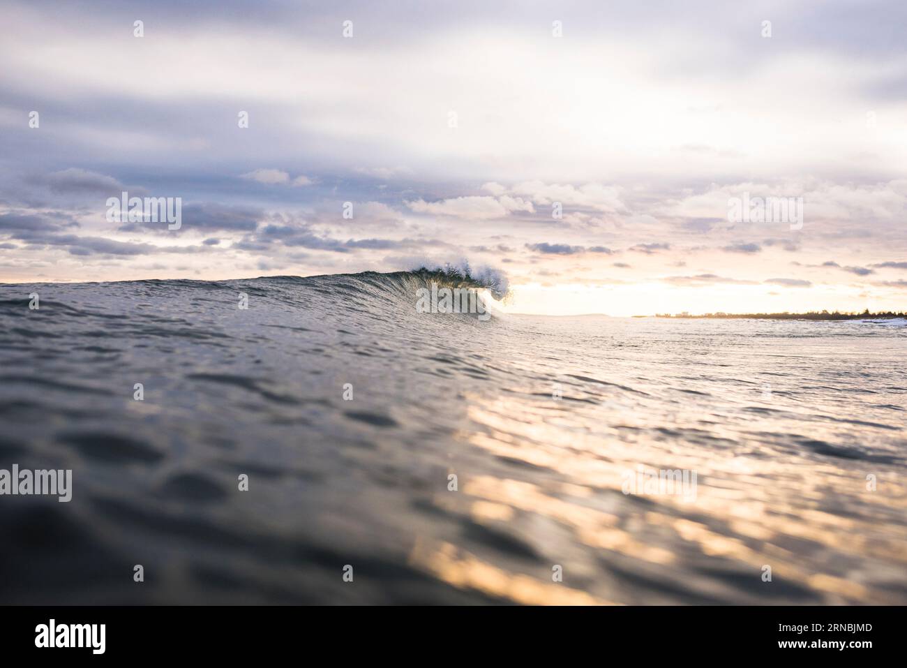 Ocean Wave au coucher du soleil en hiver Banque D'Images