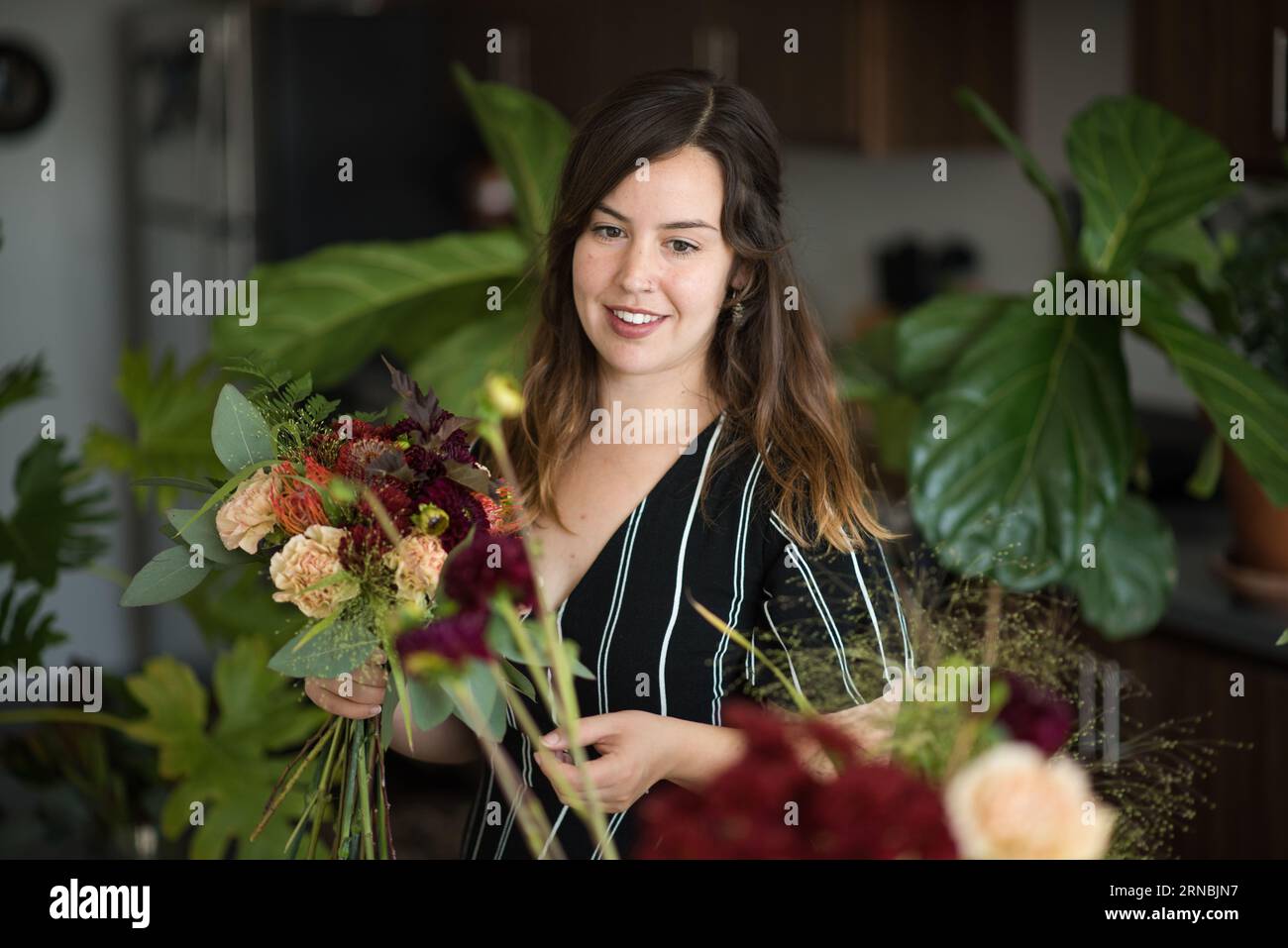 Femme assemblant bouquet de fleurs Banque D'Images