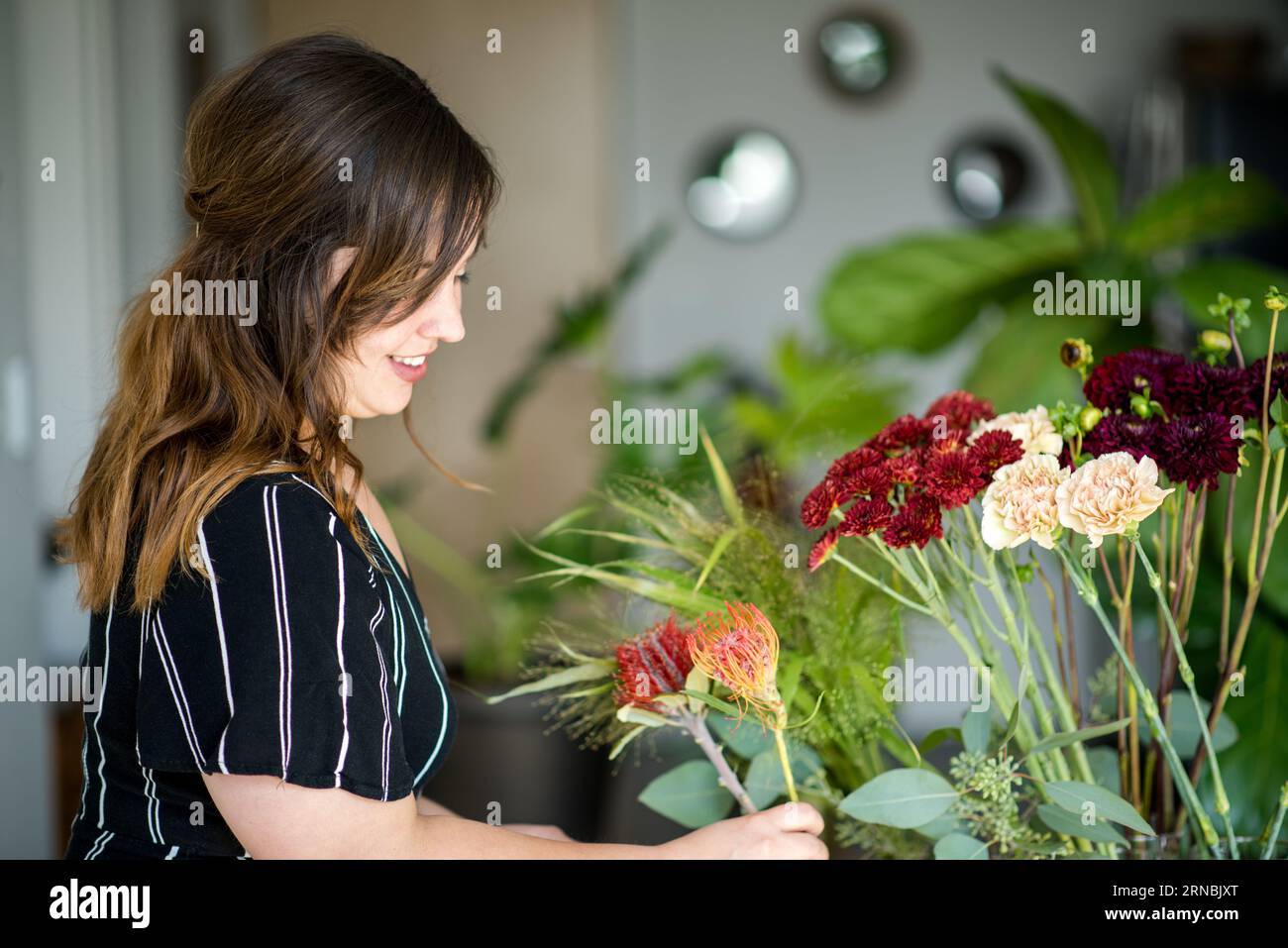 Femme sélectionnant des fleurs pour l'assemblage de bouquet Banque D'Images