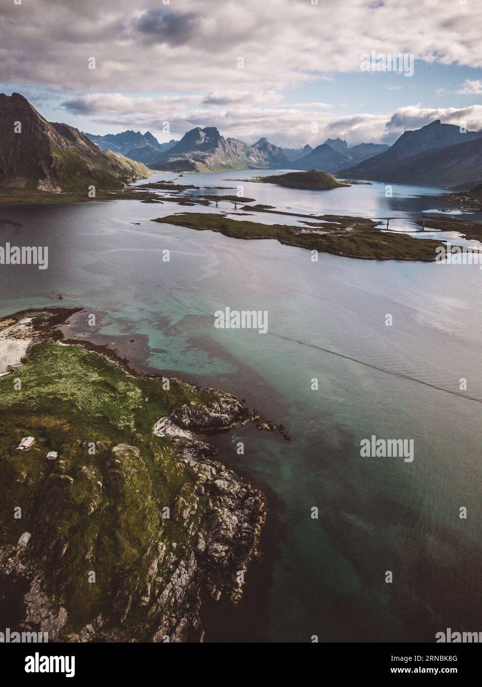 Vue panoramique des ponts des îles Lofoten dans une journée nuageuse Banque D'Images