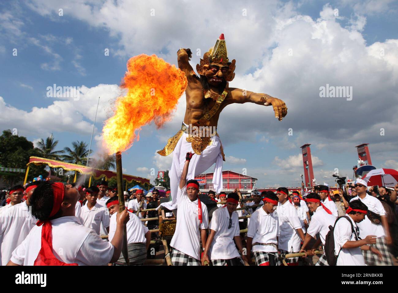 (160308) -- PALEMBANG, 8 mars 2016 -- une photo prise le 8 mars 2016 montre une effigie géante nommée Ogoh-ogoh lors d'un défilé avant le jour du Silence, ou Nyepi, à Palembang, en Indonésie. Nyepi marque le début du nouvel an Saka hindou balinais, au cours duquel les fidèles hindous observent une journée de silence, de jeûne et de méditation. )(azp) INDONÉSIE-PALEMBANG-HINDOUISME BALINAIS-FESTIVAL Fadjrie PUBLICATIONxNOTxINxCHN Palembang Mars 8 2016 photo prise LE 8 2016 mars montre une effigie géante nommée Ogoh Ogoh lors d'un défilé avant le jour du silence ou Nyepi à Palembang Indonésie Nyepi marque le DÉBUT Banque D'Images