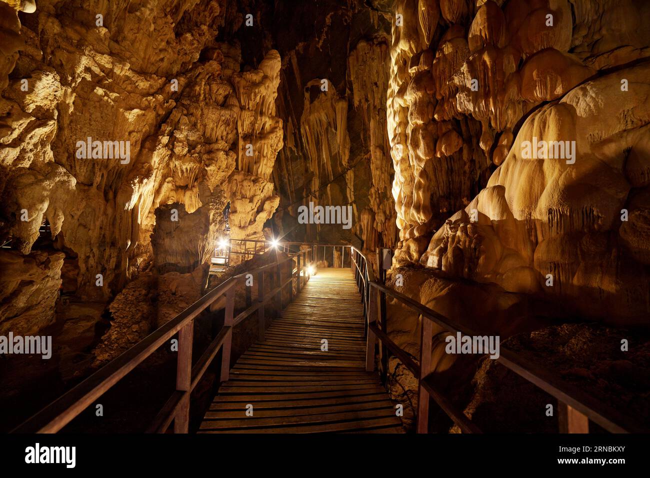 Une belle stalagmite et stalactite à Phu Pha petch grotte Banque D'Images
