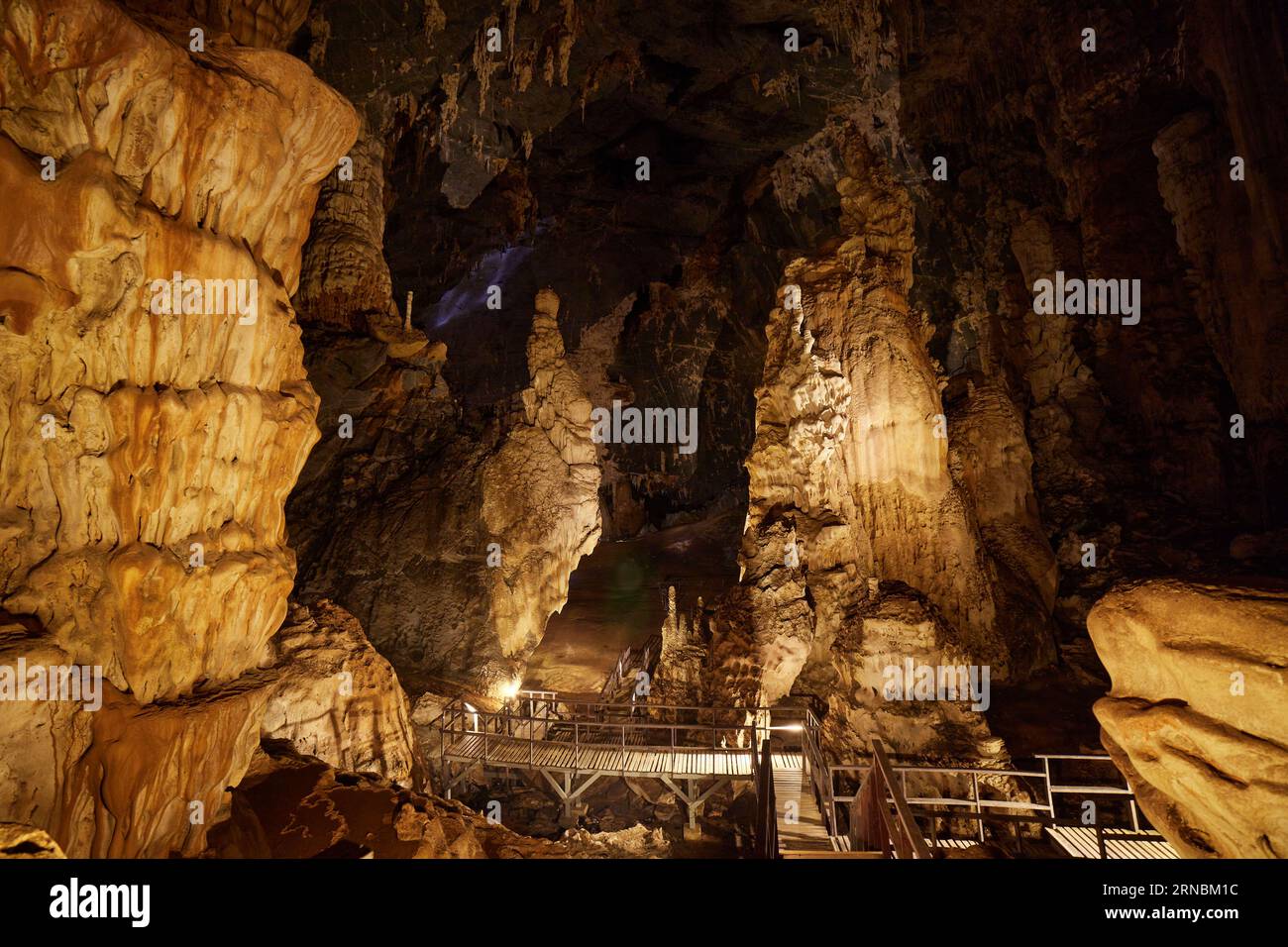 Une belle stalagmite et stalactite à Phu Pha petch grotte Banque D'Images