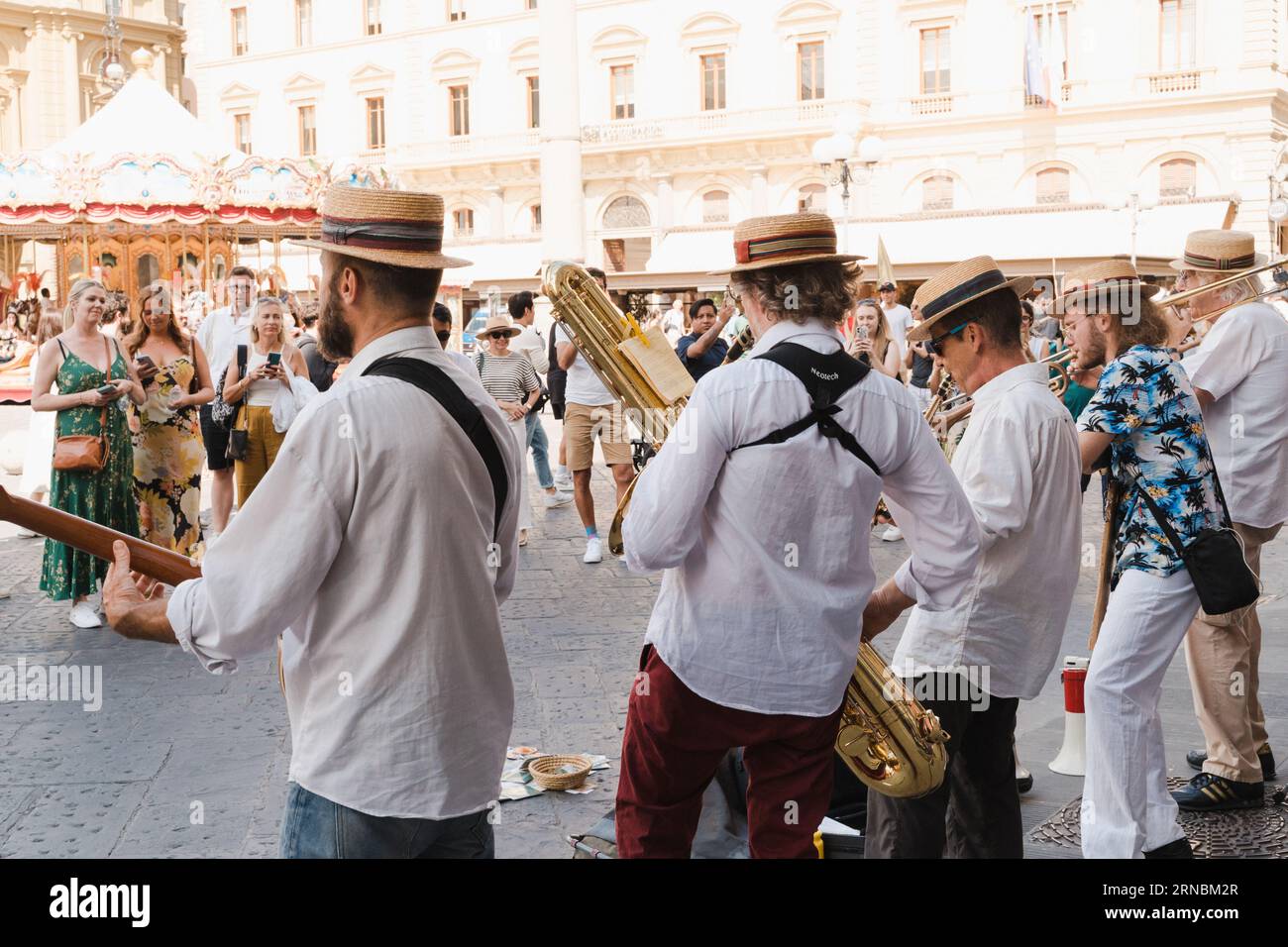 Un groupe de musiciens joue de la musique pour les passants à Florence Banque D'Images