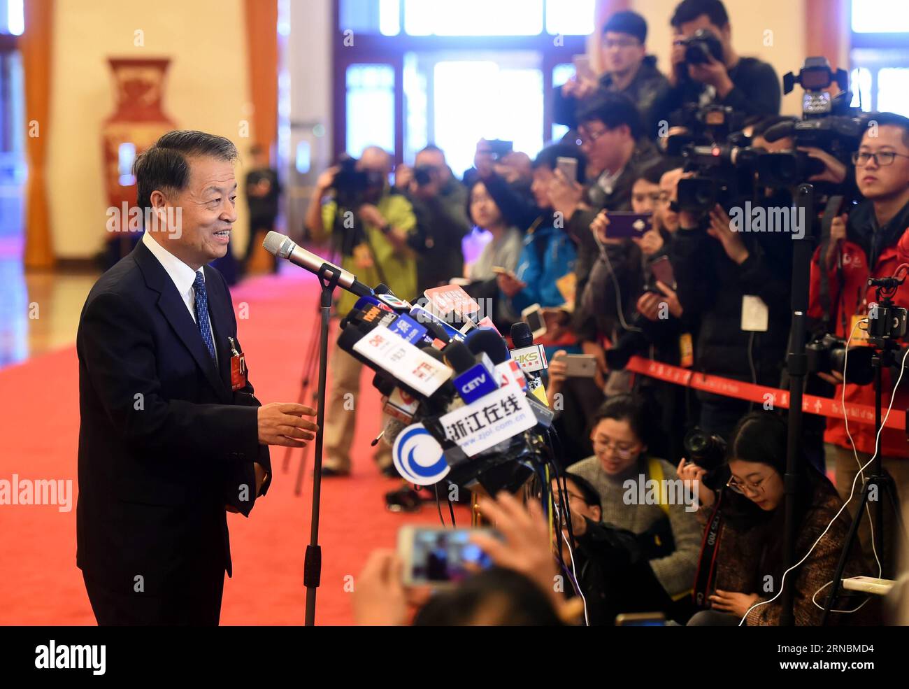 (160309) -- PÉKIN, le 9 mars 2016 -- le ministre chinois des Transports, Yang Chuantang, reçoit une interview avant la deuxième séance plénière de la quatrième session du 12e Congrès populaire national au Grand Hall du peuple à Pékin, capitale de la Chine, le 9 mars 2016. )(MCG) (DEUX SESSIONS)CHINA-BEIJING-NPC-MINISTERS (CN) JinxLiangkuai PUBLICATIONxNOTxINxCHN Beijing Mars 9 2016 les ministres chinois des Transports Yang Chuan Tang reçoivent une entrevue avant la deuxième réunion plénière de la quatrième session du 12e Congrès national des célébrités S AU Grand Hall de la Celebritie Banque D'Images