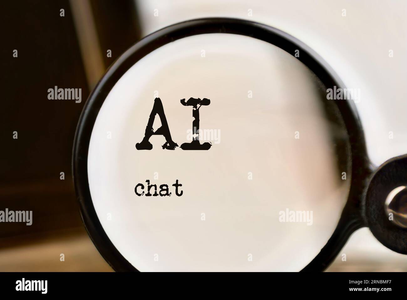 Technologie de chat ai démontrée avec ordinateur portable, texte et loupe. Invite de commande. Discutez avec l'intelligence artificielle. Banque D'Images