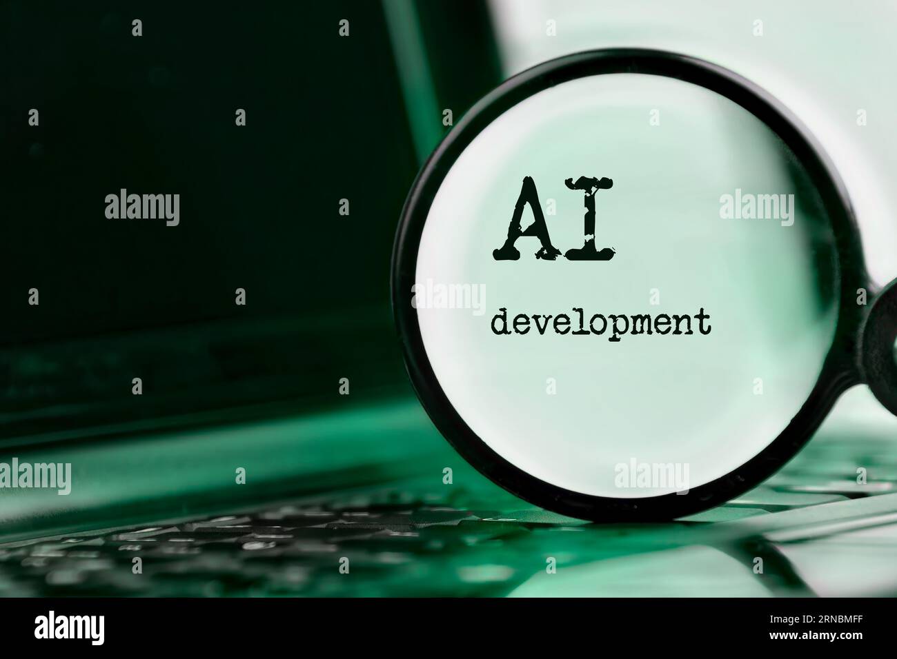 Technologie de développement IA démontrée avec ordinateur portable, texte et loupe. Invite de commande et KI. Discutez avec l'intelligence artificielle. Banque D'Images