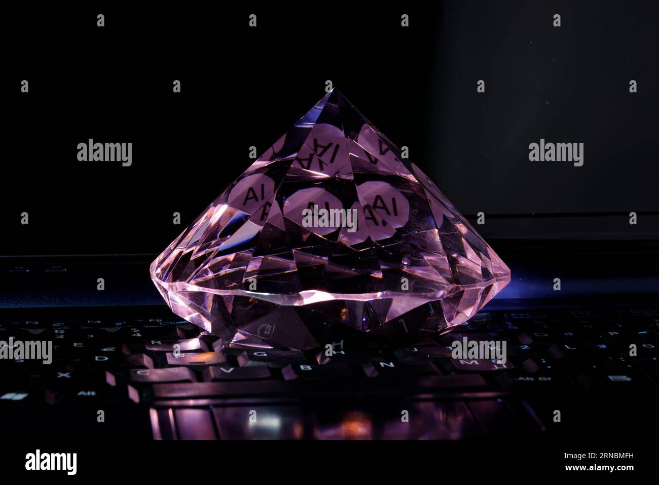 IA, intelligence artificielle le nouveau diamant de la technologie de l'information, image colorée avec gros plan de l'ordinateur portable et diamant Banque D'Images