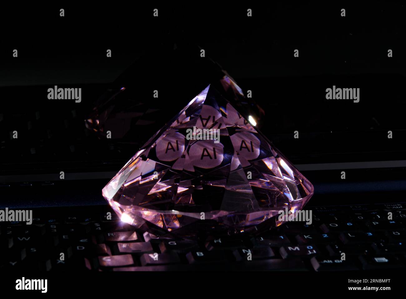 IA, intelligence artificielle le nouveau diamant de la technologie de l'information, image colorée avec gros plan de l'ordinateur portable et diamant Banque D'Images