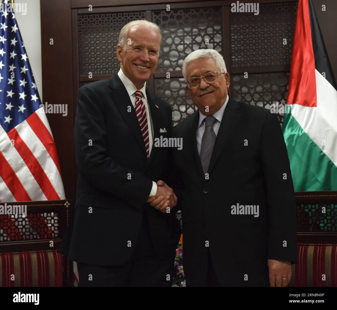 160309 -- RAMALLAH, le 9 mars 2016 -- le vice-président américain Joe Biden L serre la main du président palestinien Mahmoud Abbas avant leur rencontre dans la ville de Ramallah en Cisjordanie le 9 mars 2016. Le président palestinien Mahmoud Abbas a déclaré mercredi au vice-président américain Joe Biden que l’espoir et la solution à deux États sur les frontières de 1967 sont essentiels pour la paix et la stabilité dans la région. Debbie Hill/Pool MIDEAST-RAMALLAH-U.S.-BIDEN-ABBAS-MEETING XinhuaxPalestine PUBLICATIONxNOTxINxCHN Banque D'Images