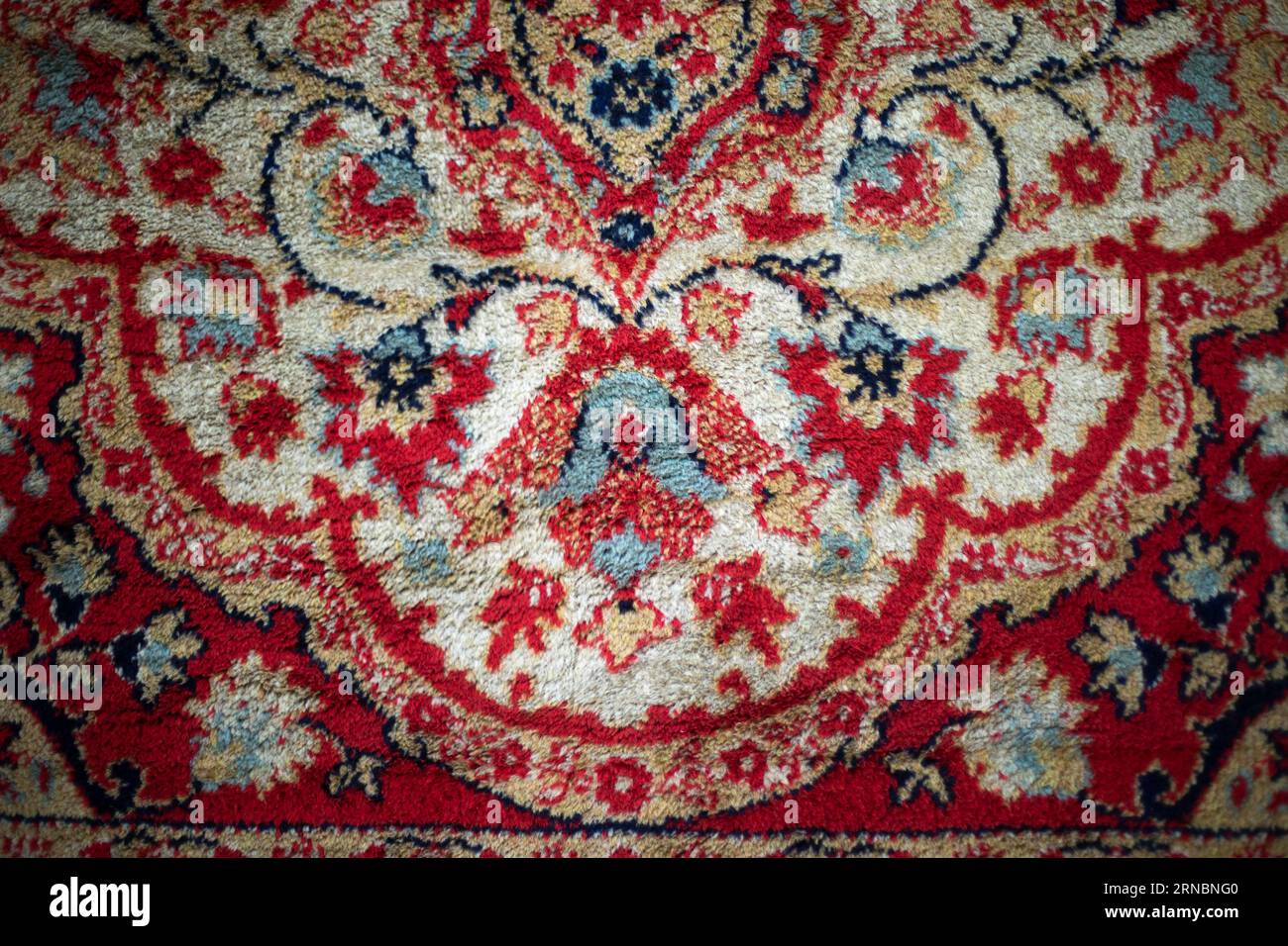 Vieux tapis rouge. Texture de tapis. Produit textile. Banque D'Images