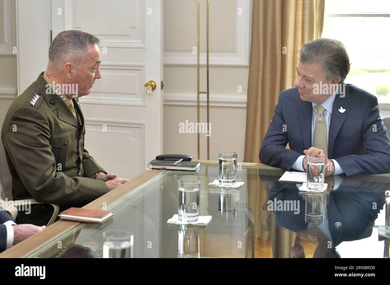 (160310) -- BOGOTA, le 10 mars 2016 -- image fournie par la présidence colombienne montre le président colombien Juan Manuel Santos (à droite) s'entretenant avec le président des chefs d'état-major interarmées des États-Unis, le général Joseph F. Dunford, à Bogota, en Colombie, le 10 mars 2016. Juan David Tena/Présidence colombienne) (jg) (ah) COLOMBIA-BOGOTA-US-POLITICS-SANTOS ColombianxPresidency PUBLICATIONxNOTxINxCHN 160310 Bogota Mars 10 2016 image fournie par la Présidence colombienne montre le Président colombien Juan Manuel Santos r s'entretenir avec le Président des CHEFS d'état-major interarmées des États-Unis, le général Joseph F Dunfor Banque D'Images