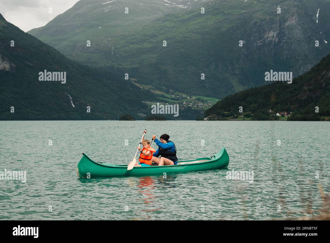 Mère et fils canoë dans un fjord norvégien Banque D'Images