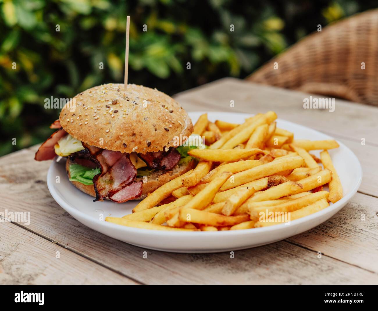 Plat américain classique de cheeseburger avec frites Banque D'Images
