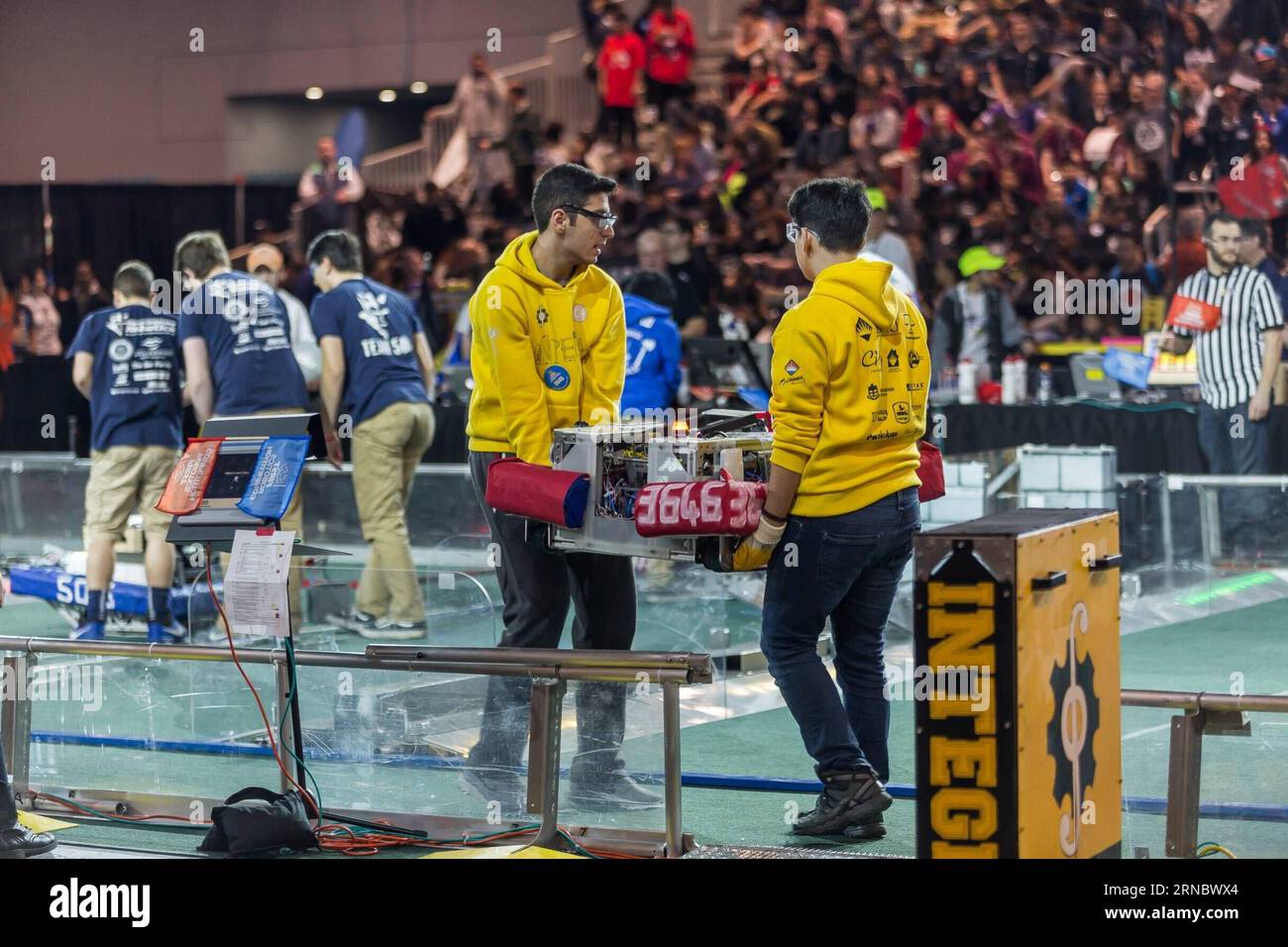 (160313) -- NEW YORK, le 13 mars 2016 -- des membres d'Integra de Turquie portent leur robot sur le terrain lors de la FIRST Robotics Competition régionale de New York 2016 au Jacob Javits Convention Center à New York, aux États-Unis, le 11 mars 2016. La compétition internationale de robotique de trois jours pour les écoles secondaires a officiellement débuté samedi, avec les équipes gagnantes qui se sont présentées au championnat mondial. CONCOURS DE ROBOTIQUE États-Unis-NEW YORK-FIRST LixChangxiang PUBLICATIONxNOTxINxCHN New York Mars 13 2016 les membres d'Integra de Turquie portent leur robot pour Match Field lors du First Robo 2016 Banque D'Images